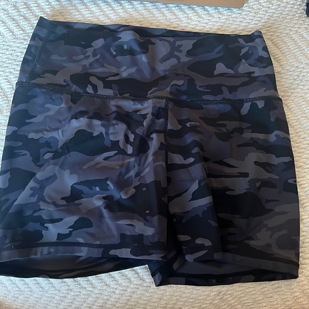 Camo ECHT force scrunch shorts, US XL